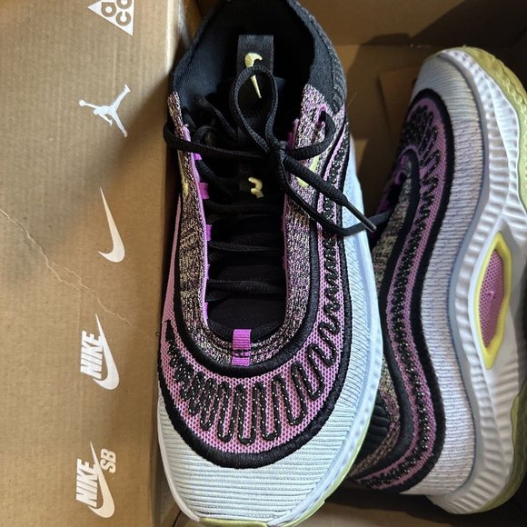 Nike Shoes - NIKE Women’s Size 9.5 Nike Cosmic Unity 3 Low Rush Fuchsia Lemon Twist